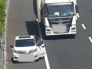 高速应急车道停车小便 男子差点儿被货车刮走：官方紧急提醒