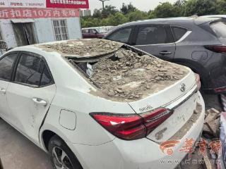 冰雹天气里停车场围墙坍塌 10辆车被砸中损失数十万 该谁来担责？