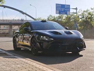 王腾喜提爱车：碳纤维双风道版小米SU7 Ultra！网友直呼巨帅 4.2万选配没白花