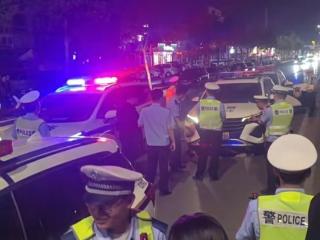 男子为躲查酒驾钻入警车车底3个多小时不出来 河南濮阳交警：正在处理中