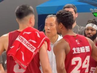 方硕与许利民疑似口角！张劲松分析更衣室或存矛盾 多名嘴看好4-1