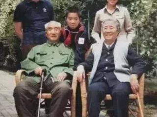 老照片：11位开国将帅的全家福，难得一见的珍贵合影