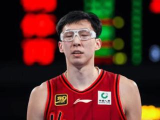 周琦价值暴跌！防守送分，进攻打铁，首节就出疲态，这还咋打？