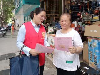广西鹿寨烟草：从街头到商铺 普法宣传在行动