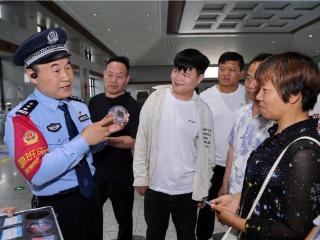 安徽颍上：“巡回法庭”走进高铁站