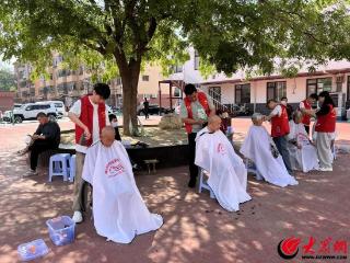 便民服务进社区，潍坊潍城爱心理发暖人心