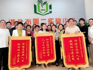安徽淮北：家长谢师写真情