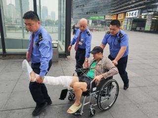 暖心！腿部骨折旅客被“抬”上火车