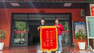 邯郸峰峰小学生帮助走失儿童安全返家