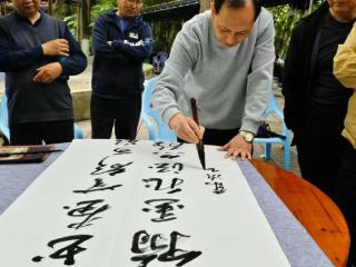 遵义市老年大学书法提高班开展庆“五一”联欢活动