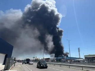 西班牙一化学品仓库起火爆炸 近8万人被要求居家