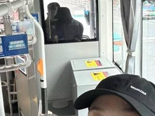 45岁汤唯回杭州老家！出行坐公交和地铁，路人无人认出，太接地气