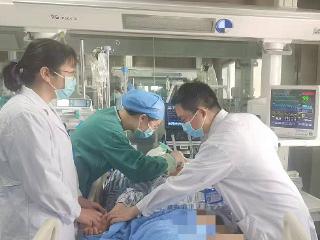 胃部出血危及生命 紧急救治转危为安