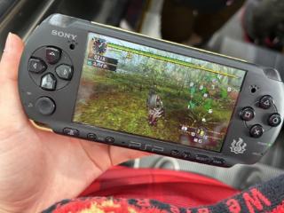 玩家地铁站PSP玩怪猎 旁边小学生议论假货Switch