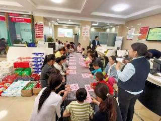 周村农商银行开展“以扇传情 感恩母爱”主题活动