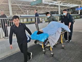 青岛市救助服务中心：全程担架护送，为瘫痪受助人员铺就温暖回家路