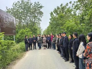 重走红色堤岸 众人探访宋公堤与华成堤连接处