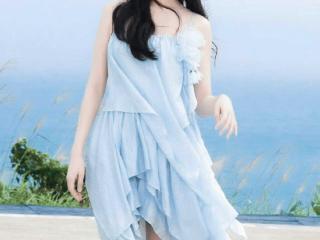 孟子义太会穿，简直是夏天行走的教科书，蓝色吊带裙美出新高度