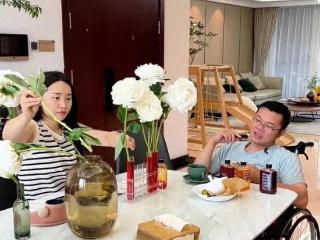 金哥迷信白花不吉利，小凤立刻把花染成橙色，白花成了霉运背锅侠