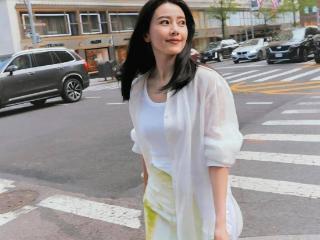 高圆圆带火了“白开水”穿搭，背心+衬衫+半身裙尽显清新脱俗