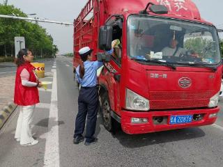 经开区交警大队强化大货车驾驶人宣传教育力度，拧紧交通安全弦
