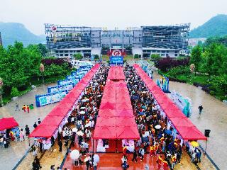大雨挡不住求职热！166家企业携6545个岗位与毕业生“雨中相约”