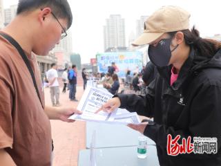 秦皇岛市海港区海滨路街道举办“职海扬帆 盛夏起航”招聘会