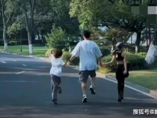 黄磊一家逛西湖，11岁多妹和姐姐越长越像，小儿子帅气酷似李现