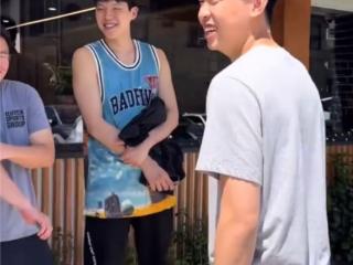 网友晒杨瀚森与崔永熙在洛杉矶相聚照片，二人今夏联手冲击NBA