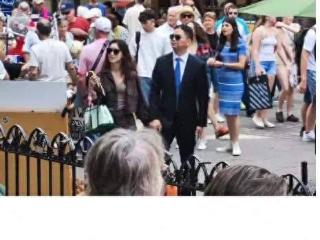 刘强东夫妻俩在国外逛街，两人手牵手甜蜜无比，章泽天活力四射