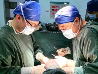 巨大“西瓜”藏于腹中，市中心医院高危解剖区上演“生死止血战”