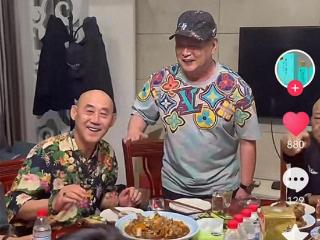 67岁迟志强与杜旭东别墅聚餐，喝茅台抽华子，唱歌敬酒像年轻小伙