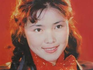 “红牡丹”姜黎黎现状：71岁自然老去，甘愿为丈夫洗手作羹汤