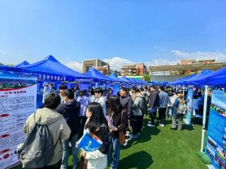 潍坊市35家企业赴山东科大揽才，370余人初步达成就业意向
