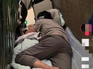 男子失踪7年找到时正躺桥洞玩手机 引发网友热议