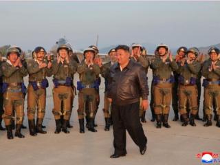 金正恩视察朝鲜飞行联队 指导空军防空战斗及空袭训练