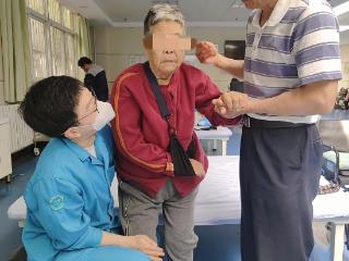 “没想到我重新站起来了”济南市七院助力96岁老人跨越康复难关