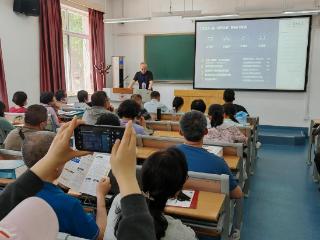 山东大学大学节|高校宣讲现场座无虚席，家长只能站着听