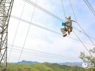 “黑科技”护航 40米高空“小飞人”舞“电芭蕾”