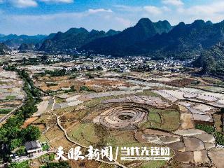 万峰林初夏图鉴：镜面稻田映峰林，布依田园织锦图