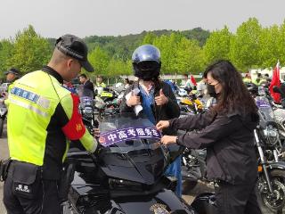招手即停，有求必应！烟台交警铁骑联合铁骑志愿者全力护航中高考