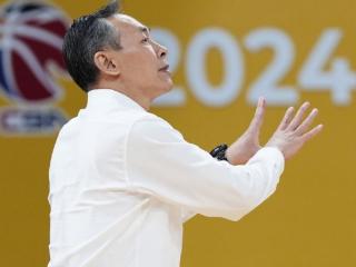 广厦半场领先北京5分！许利民变阵三高小有成效 布朗19+5太无解
