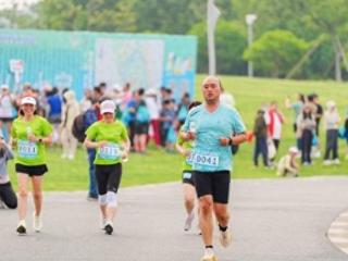 闵行这场迷你马拉松首创“双人组局”欢乐跑，亲子、夫妻、闺蜜等纷纷组队亮相