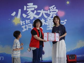 小“摊位” 大“爱心”运营集团开展爱心义卖活动