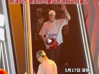 孙杨手臂贴满肌肉贴，赛后久久不忍离去