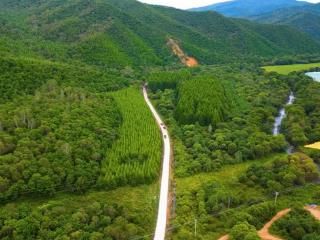 玉带舞动连山水 路通惠民百业兴