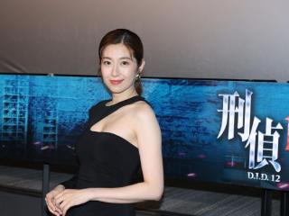 TVB花旦陈自瑶斜肩黑长裙亮相，自爆与林保怡演情侣收获多 ! 开心宣传照被赞性感