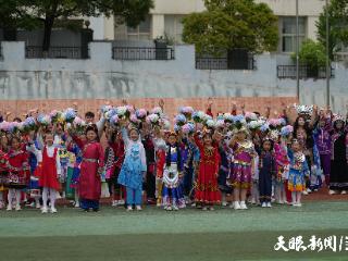 贵州民族团结大巡游｜手持花棍，跳起“东方disco”！看在学校开花结果的“花棍舞”