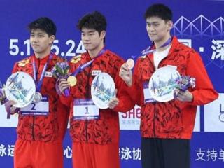 这就是传承！赛后颁奖 孙杨帮潘展乐把“第一名”稳稳贴好