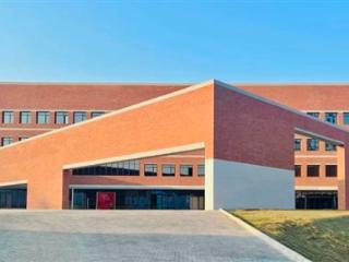 刘强东给母校捐赠京东群学楼启用 8年前捐3亿创记录
